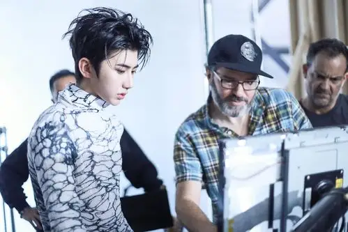 蔡徐坤《wait wait wait》mv拍摄花絮图曝光