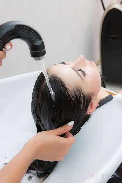 女人在美容院洗头
