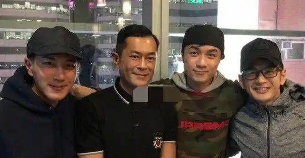 古巨基为古天乐庆生:搂着他像儿子和爸爸,郭芙露个头笑得太诡异