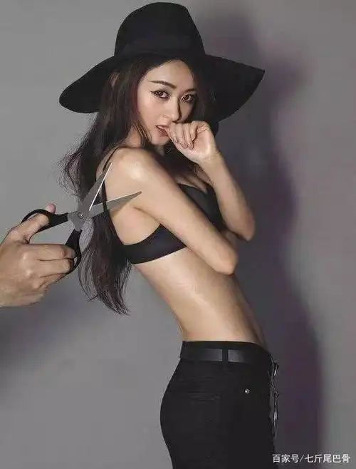 赵丽颖自律健身出肱二头肌