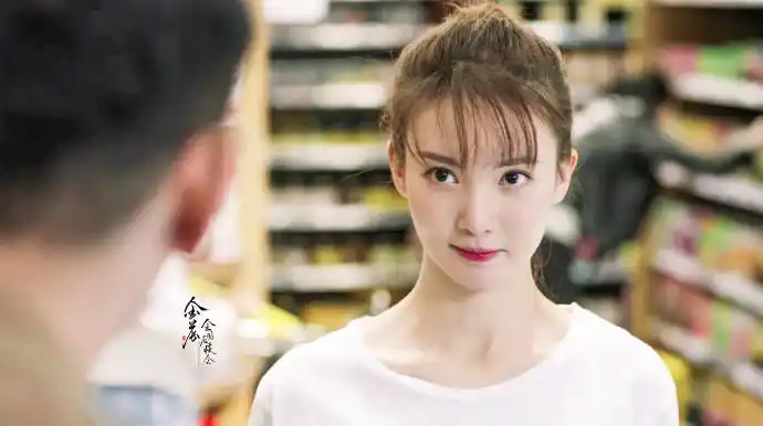 金晨《我们都要好好的》拿错男主剧本,泡面头搭配芭比粉意外好看!