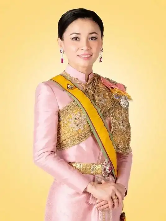 苏提达王后不容易,风光背后都是隐忍#王室 #泰国 #诗妮娜  - 抖音