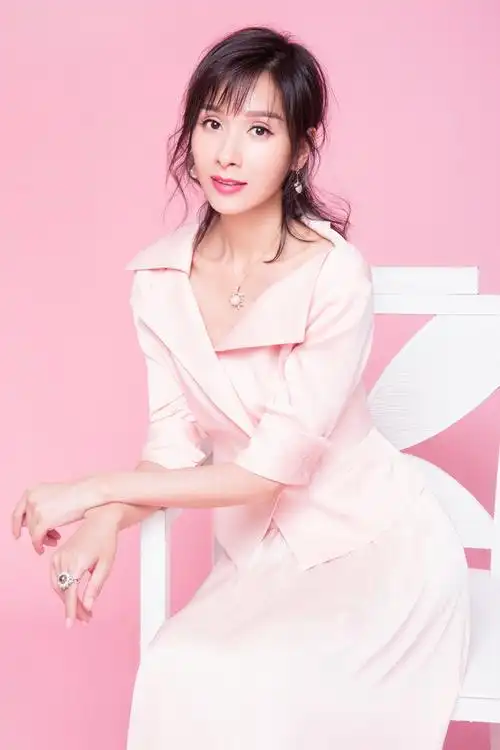 杨恭如全新写真大片 优雅知性粉红气质超赞