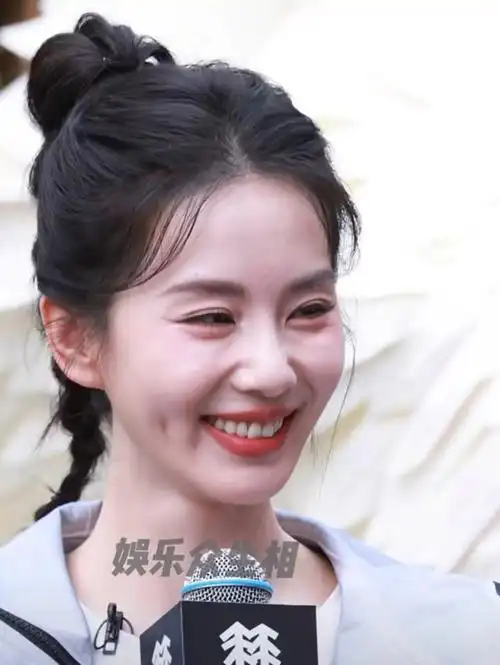 刘诗诗活动生图,颜值太抗打了,除了眼神,真的看不出来,时间在她的脸上