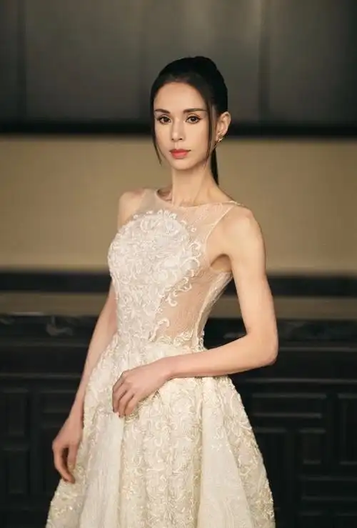 李若彤晒泳装短发青涩照自嘲没野心恋爱脑网友岁月不败美人