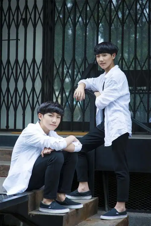 双胞胎小哥青涩写真   变身安静美少年