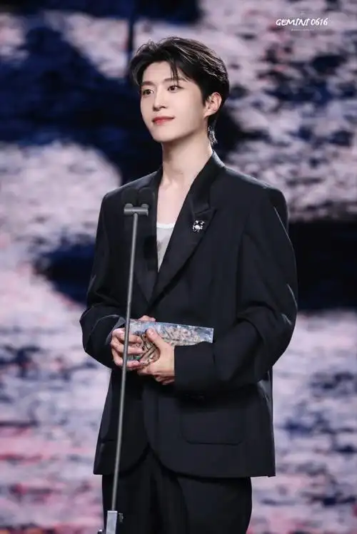 范丞丞飘带黑西装##范丞丞first首作推介人