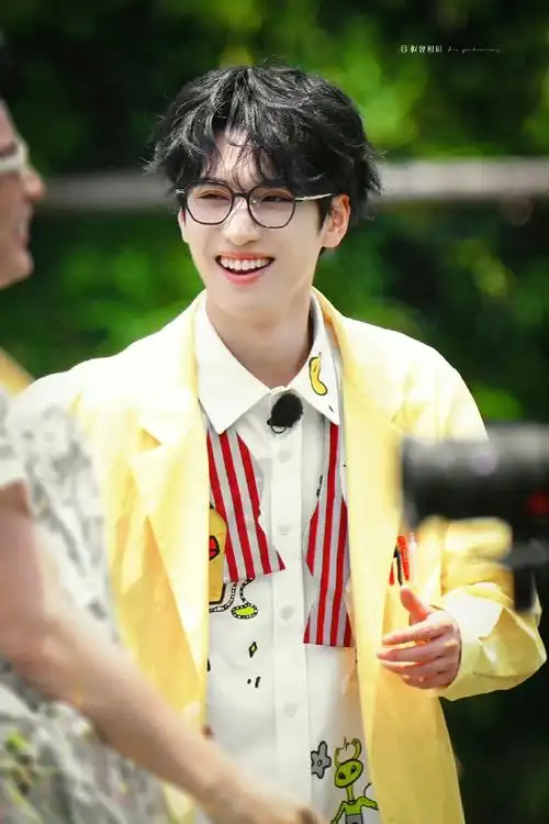 祝大家每天都笑嘻嘻#严浩翔黑框眼镜##严浩翔外星人衬衣##严浩翔极挑