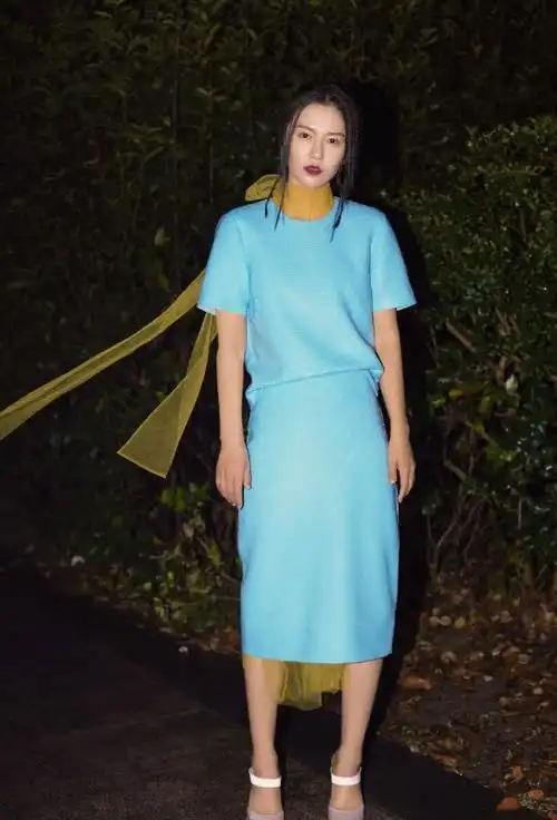 见过连袜靴,谭维维的连裤靴还是第一次见,穿上至少要花半小时!