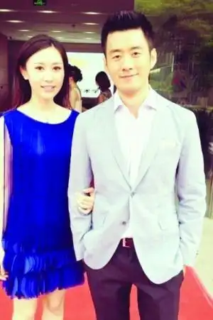 王音棋和王峰携手走上毕业红毯央视实习主播王音棋和王峰因亮眼的外形