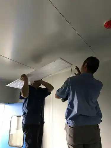 五层实验室2人安装灯具.