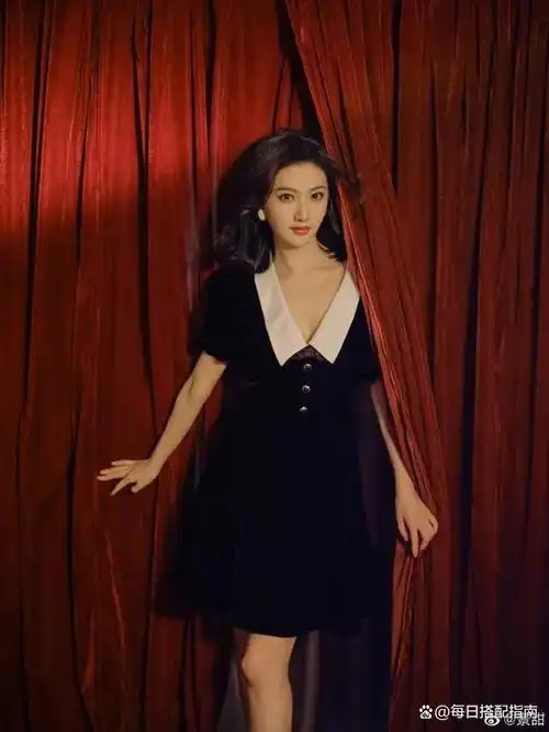 景甜真是行走的时尚穿黑色丝绒裙优雅大方身上有名媛的气质