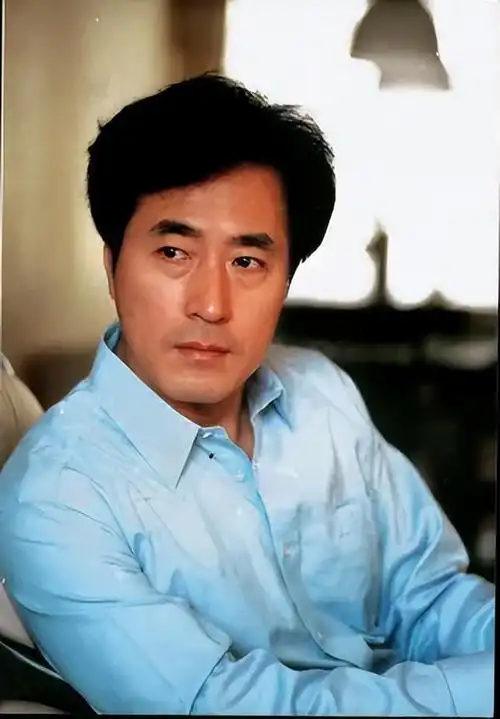 回顾著名演员文兴宇不听妻子的劝告戒烟后半生让妻子黯然流泪