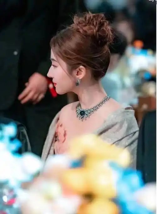 刘亦菲戴4000万珠宝出席活动,生图曝光惨遭网友吐槽:胖的像大妈_身材