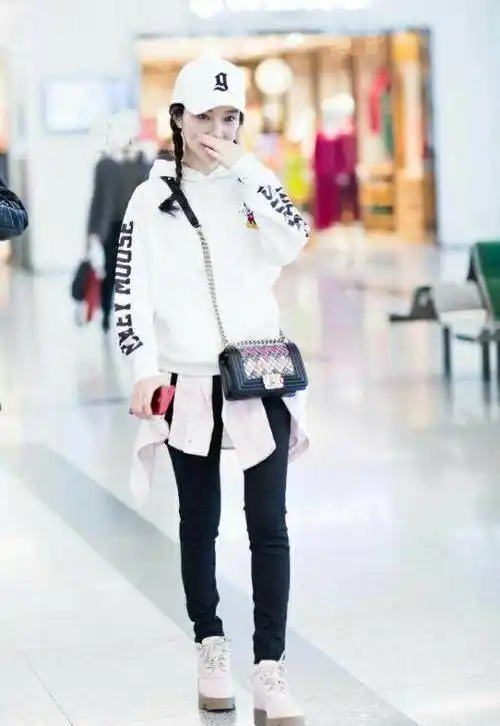 李小璐新造型现身机场,鞋子有点厚,网友:童心未泯