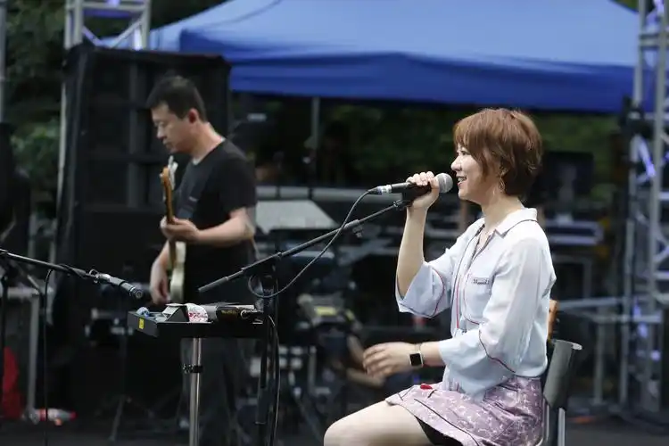 谢春花清新献唱西湖音乐节受欢迎  见李宗盛变迷妹