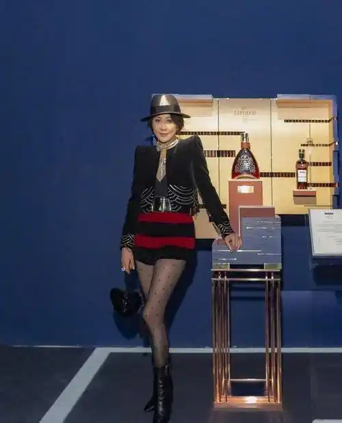 刘嘉玲的打扮挺大胆,西装直接配内衣穿,用上短下短优化身材比例_时尚