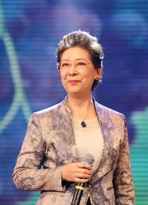 67岁关牧村仪态佳,面色红润通透嫩似少女,被高官老公宠23年