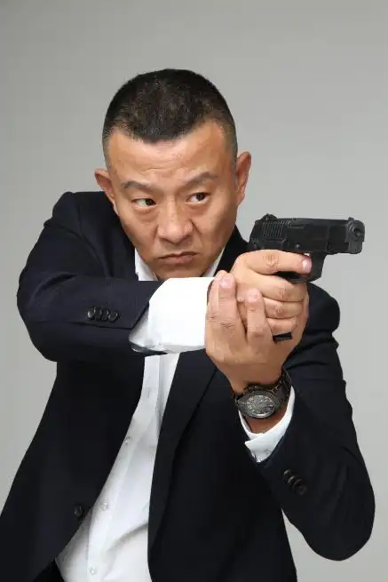 邓钢(中国内地男演员)_尚可名片