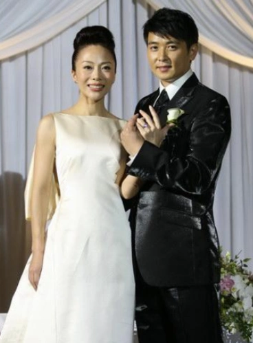 保剑锋的妻子也是一位科班出身的演员,不过她却比保剑锋大了6岁,是保