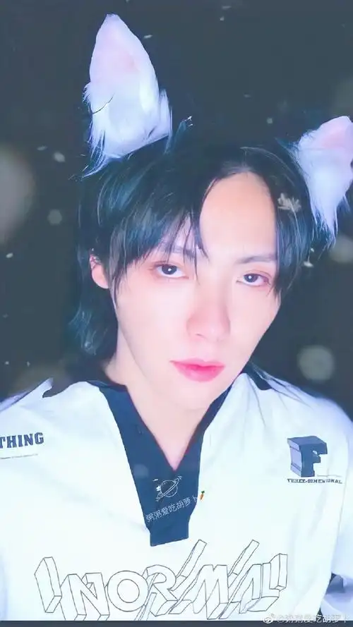 梁##肖宇梁清冷贵公子#  夏天有着迟暮的霞光,正如晚来的你皆是笑意