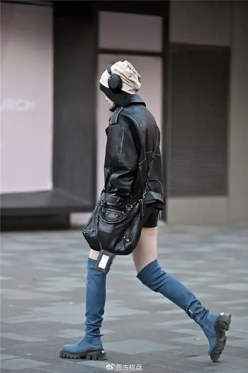 秋冬季节过膝靴搭配保暖时尚的搭配也比较显身材的穿搭