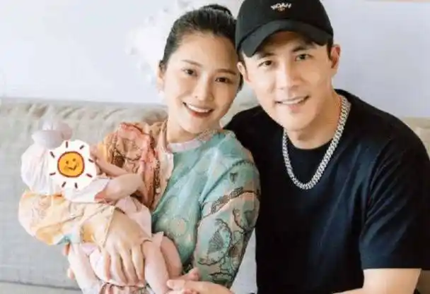 杜淳老婆晒素颜肤白胜雪,角落一个玩偶近7万,日常戴金表显贵气_王灿