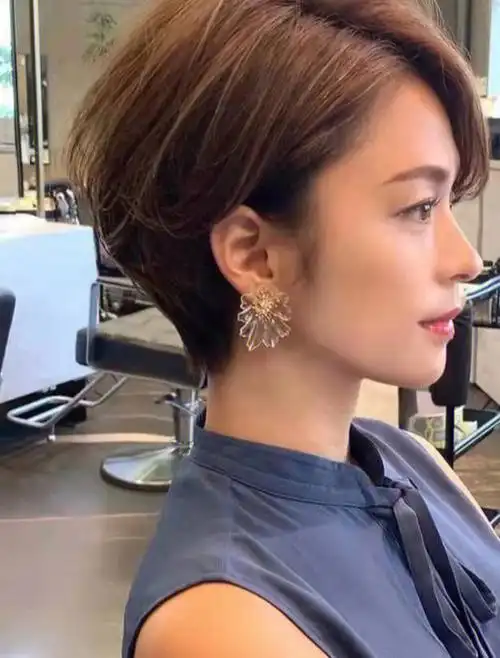 最近有位薯友说看了我前段时间发布的一篇"40岁的发型设计"的笔记