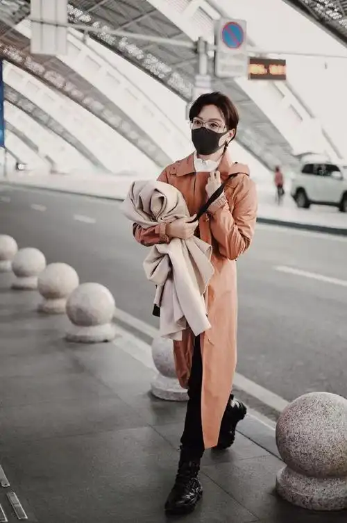 陈数亮相机场,她这次搭配的很有风度,看上去非常的潇洒_网易订阅