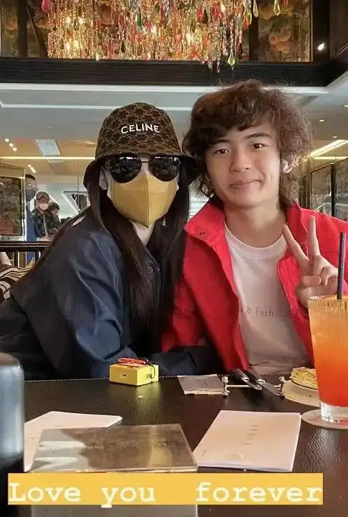 谢霆锋与柏芝的大儿子谢振轩已经15岁了简直是谢霆锋翻版太像了