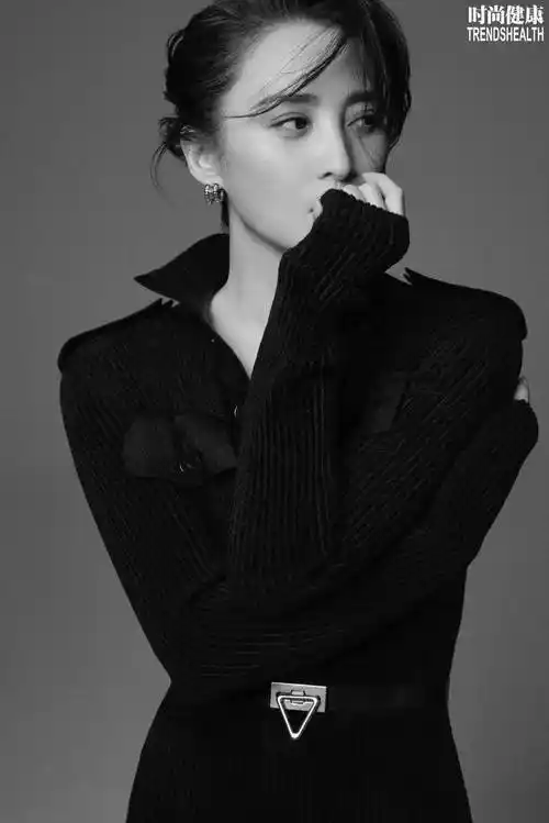 蒋勤勤《时尚健康》12月刊封面大片释出 黑白复古演绎摩登气质_情绪