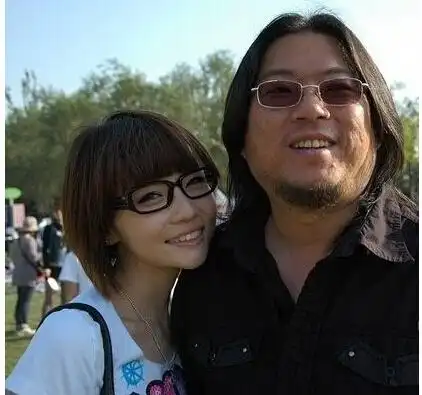 出身优渥却家境贫寒,曾拿烟头烫手腕求婚,这里有不一样的高晓松