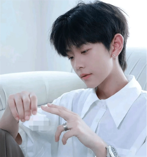 学院风男士发型,简单清爽的发型,清新别致又好打理