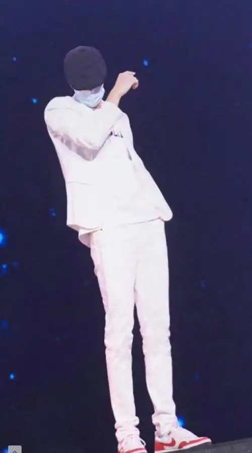 王一博超话我真是脑子不好使了,居然想不起来这照片是什么时候的了,也