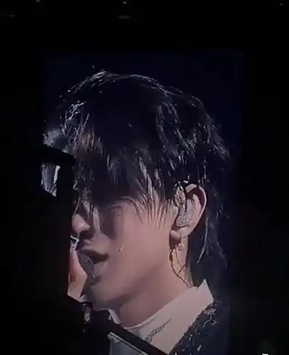 蔡徐坤演唱会唱歌时哭到妆花,现场回应粉丝"我爱你",太感性了_首歌