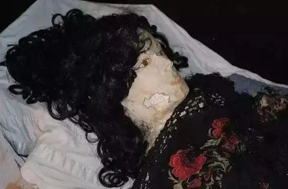 男子将妻子尸体缝成洋娃娃,同床共枕了7年.