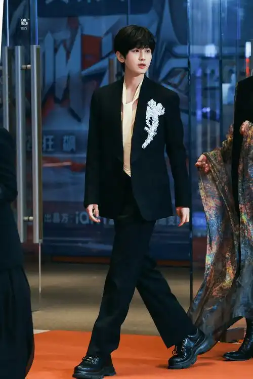 尖叫之夜男明星怼脸生图##成毅