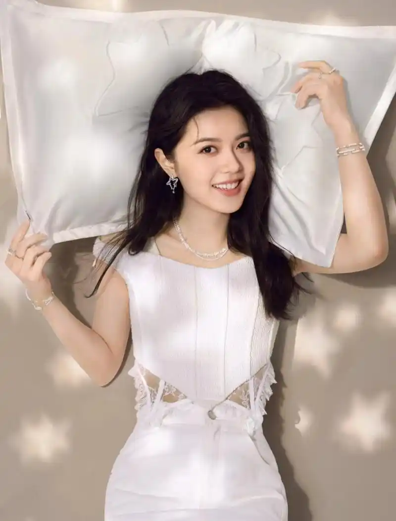 赵今麦新代言小少女长成大明星啦  赵今麦近日发布了一组新照片,展示