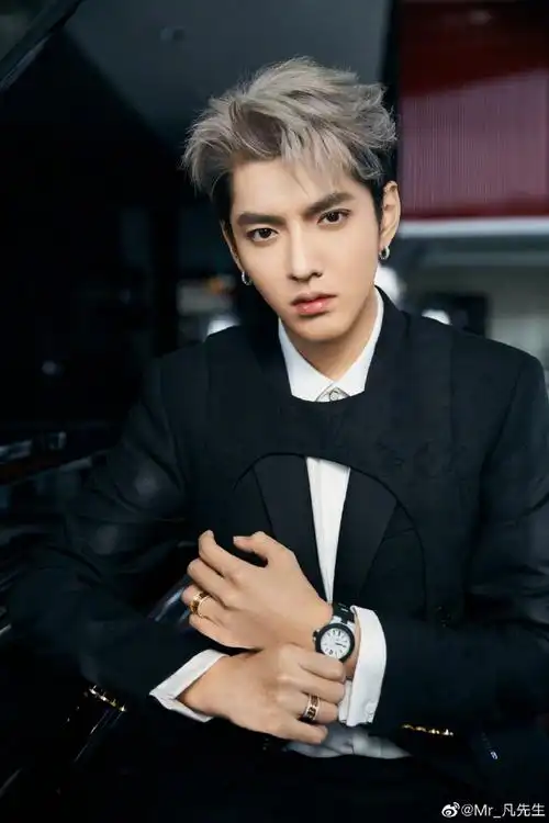 吴亦凡晒头盔照