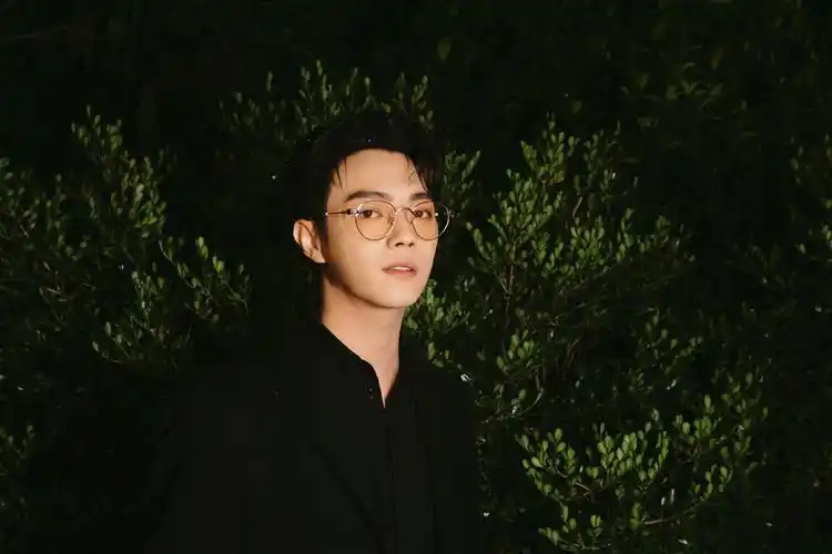 许凯:提前下一场冬天的雪 还晒了飘雪黑西装造型……__财经头条