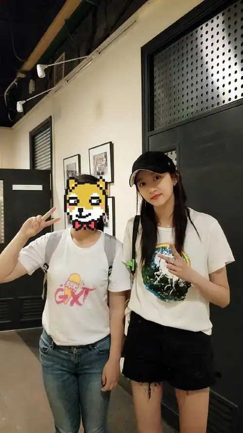 网友偶遇关晓彤并与她合照很激动,还夸她又瘦又高腿又长很好看!