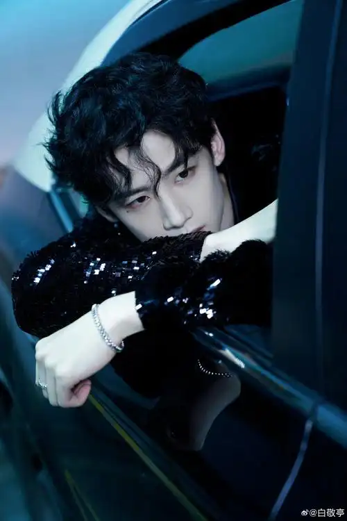 白敬亭壁纸    别忘了给帅哥投一投    白敬亭超话 | 白敬亭照片