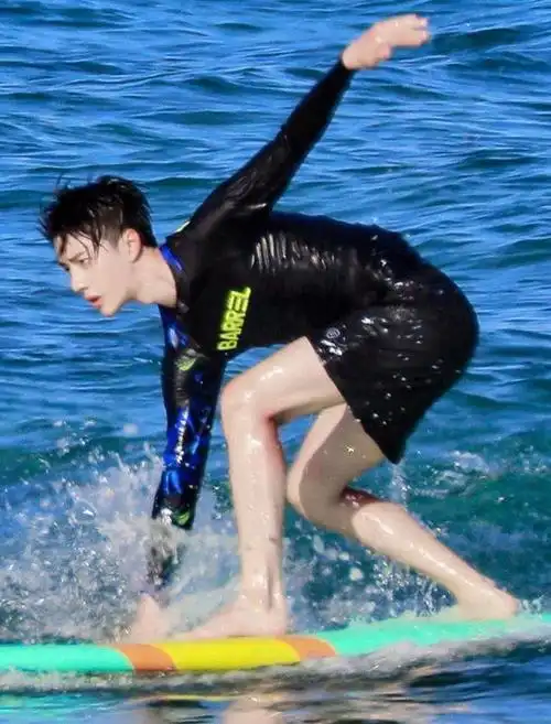 王一博海上冲浪显帅气秒变阳光男孩谁注意了他的身材