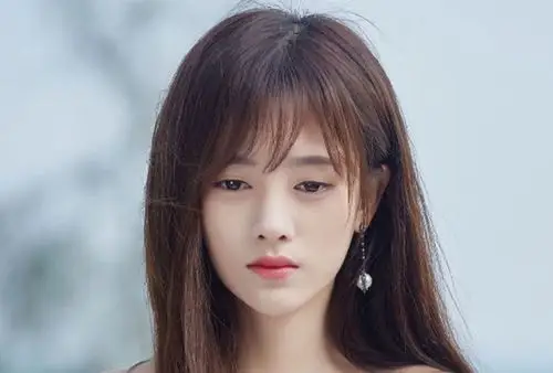 鞠婧祎清纯可爱,素装出现上海商场,路人说要当手机壁纸