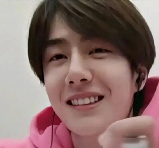 刚出道成团时期的王一博,可是一个甜甜的小奶盖,哥哥们带着,团里宠着