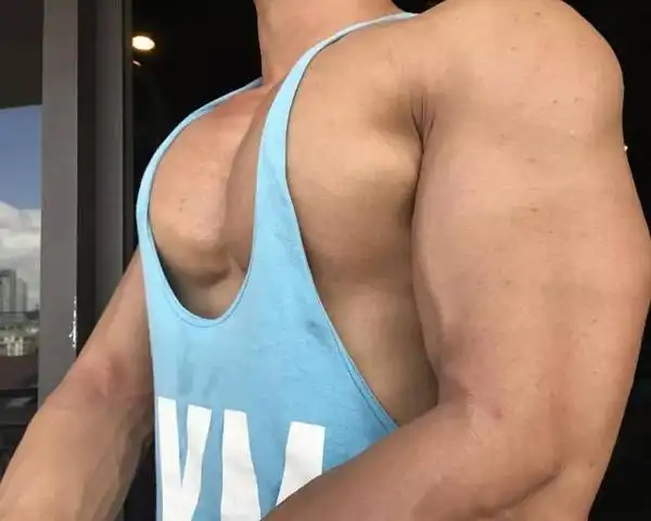 背心主人的胸肌也很蓬勃 删除 赞 (79)回应 来自 豆瓣app