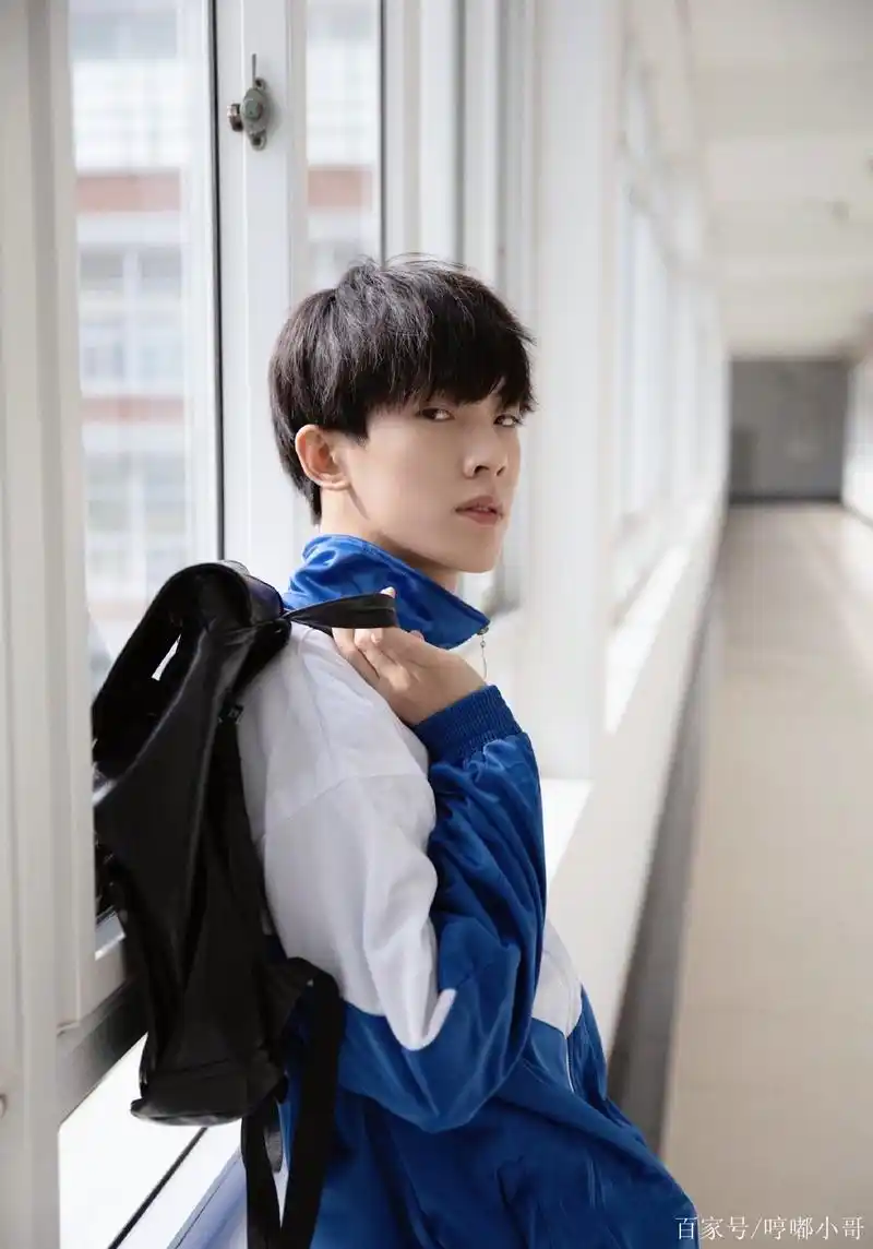 组图:帅气的高中男生,现在的00后长得太好看,穿校服更这么酷吗