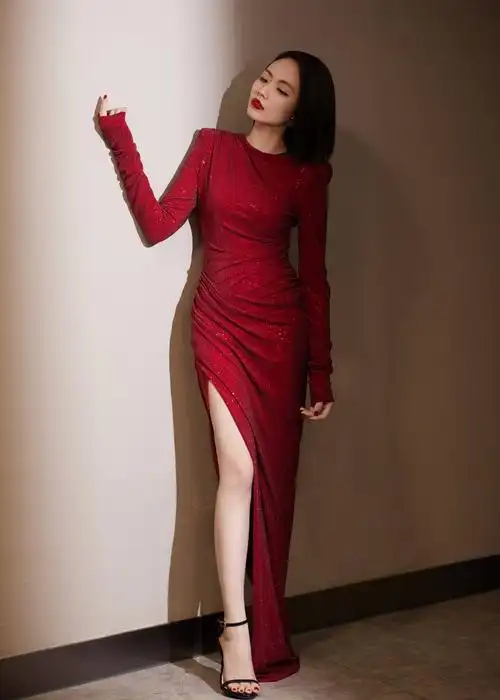 原创刘惜君:歌美人也美,一身红色开衩半裙妩媚娇艳,凹凸有致显身材