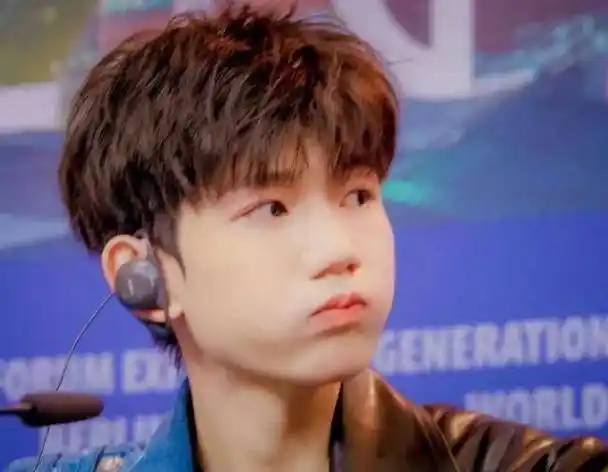 王源终于又对镜头卖萌嘟嘴,没想到王源的男粉这么拼!_都会_因为_时候