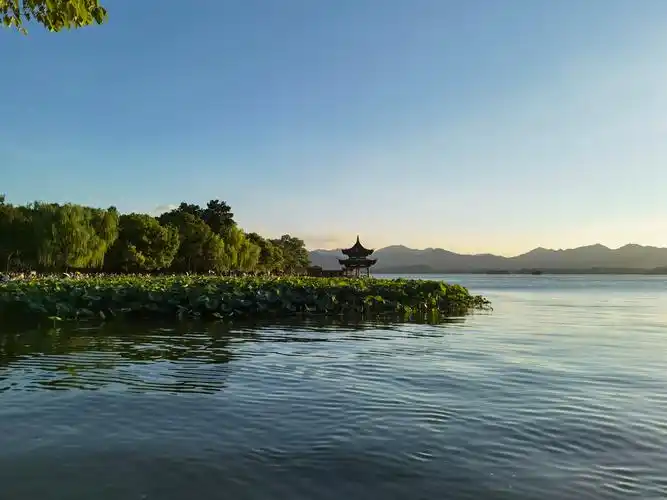 台风来临前杭州的云和同一天傍晚的西湖